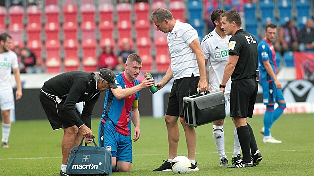 Plzesk kapitn Jakub Brabec (v modroervenm) se v pi lka oberstvuje.