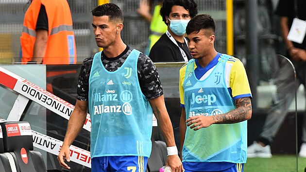 Cristiano Ronaldo (vlevo) zahajuje zpas svho Juventusu proti Udine na lavice.