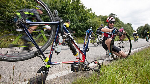 Jeden ze zvodnk e leh defekt bhem LEtape Czech Republic by Tour de France.