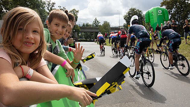 Fanouci na sprinterskm segmentu v Beroun podporuj zvodnky bhem LEtape Czech Republic by Tour de France.