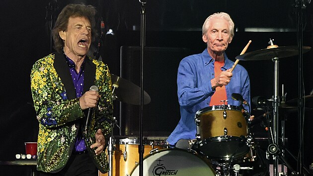 Charlie Watts (vpravo) na koncertu Rolling Stones. (22. srpna 2019)