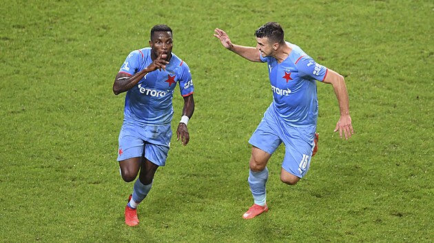 Ubong Ekpai (Slavia) slav svj gl v utkn proti Legii Varava spolen s Ondejem Kdelou.