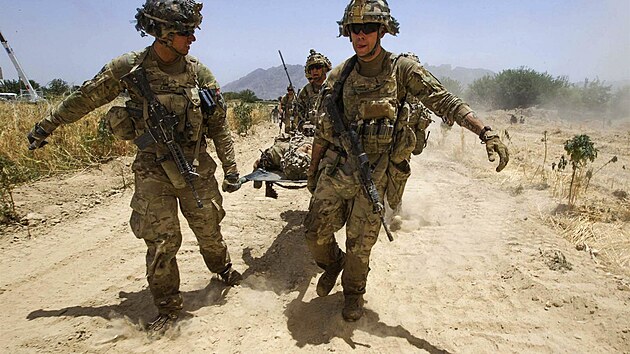 Fotograf agentury Reuters Shamil Zhumatov byl osudnho dne v blzkosti americkch vojk, kte hldkovali v provincii Kandahr. Zachytil okamik, kdy zrannho Matta Krumwieda odneli na nostkch.