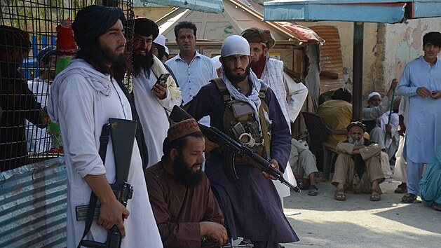 Tálibánští a pákistánští vojáci stráží afghánsko-pákistánskou hranici. (21. srpna 2021)