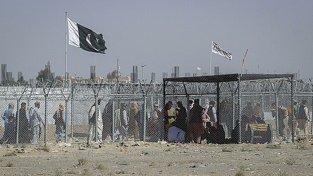 Afghánci po dobytí země Tálibánem prchají do Pákistánu. (24. srpna 2021)