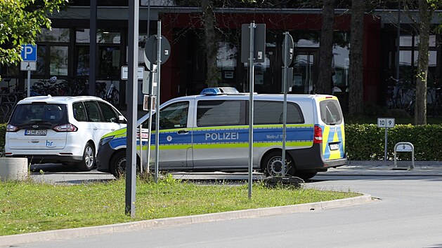 Policejní vozy před Technickou univerzitou v německém Darmstadtu, kde se sedmi lidem náhle udělalo špatně. Policie se domnívá, že byli otráveni, vyšetřuje pokus o vraždu. (24. srpna 2021)