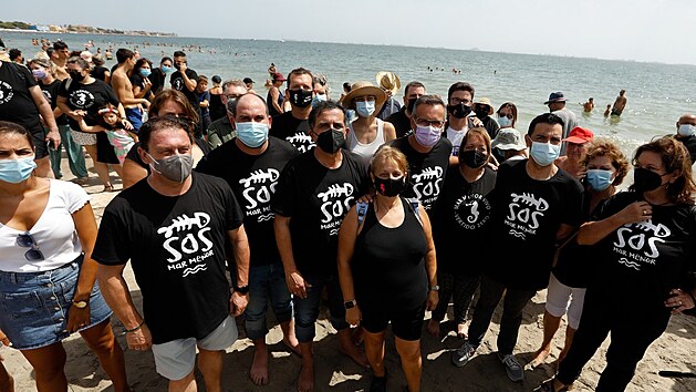 Tisce lid vytvoily smuten etzec" na pobe panlsk laguny Mar Menor, kter el masivnmu hynu ryb. (28. srpna 2021)