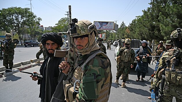 Vojáci Tálibánu hlídají ulice Kábulu po teroristickém útoku na místním letišti. (29. srpna 2021)
