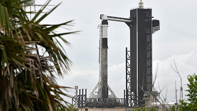 Pprava kosmick lod Dragon spolenosti SpaceX na start do vesmru. (28. srpna 2021)