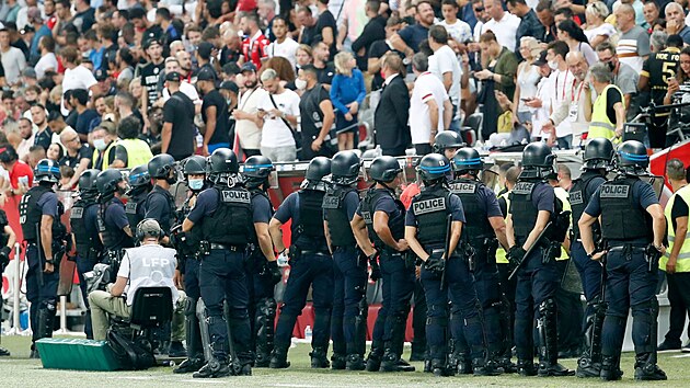 Momentka z utkání mezi Nice a Marseille, které zastínily divácké nepokoje a bitka hráčů.
