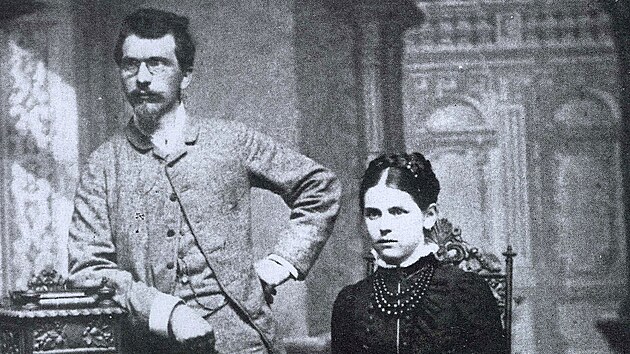 Karel Jaroslav Maka s manelkou Bertou a dcerami v roce 1885, tedy za pobytu v Novm Jin a u po nlezu ipeck elisti.