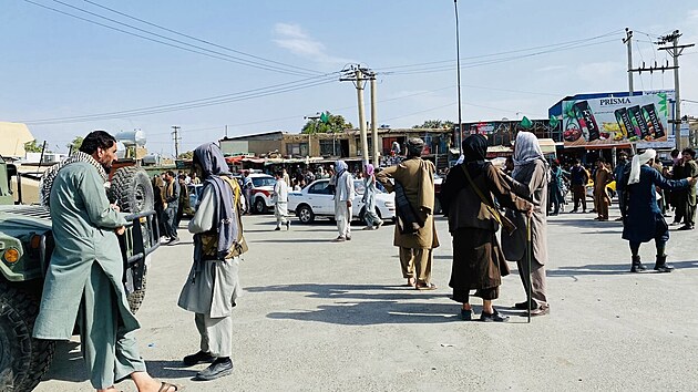 Tálibánci drží stráž u letiště v Kábulu, kam se snaží dostat stovky lidí. (20. srpna 2021)