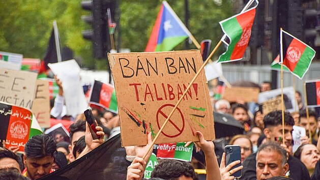Britští Afghánci v Londýně protestují proti Tálibánu, který ovládl Afghánistán. S sebou si přinesli i afghánskou vlajku, kterou nyní tálibánci mění za svou, bílou vlajku Islámského emirátu Afghánistán. (21. srpna 2021)