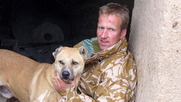 Exčlen britského námořnictva Paul „Pen“ Farthing s jedním ze zachráněných psů (24. května 2013)