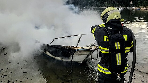 Hořící laminátový člun museli v kempu Radava uhasit hasiči.
