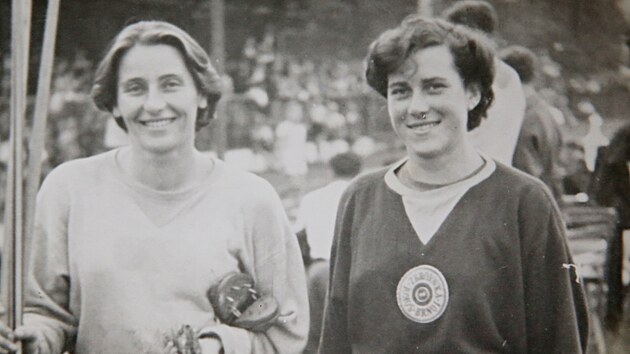 Otpaka Libue Cikrdlov-kov (vpravo) byla v 50. letech minulho stolet reprezentan partnerkou Dany Ztopkov, na olympidu v Helsinkch vak nakonec neodletla.