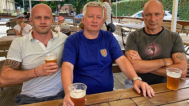 Na jihomoravsk� kandid�tce Trikol�ry Svobodn�ch Soukromn�k� je mo�n� naj�t dv� postavy s kontroverzn� pov�st�. Jej� dvojkou je advok�t a b�val� soci�ln� demokrat Zden�k Koudelka, kter� je spojov�n s kritizovanou amnesti� exprezidenta V�clava Klause (uprost�ed), na 14. pozici pak kandiduje ��f hnut� Slu�n� lid� a thaiboxer Zden�k Pernica (vlevo).