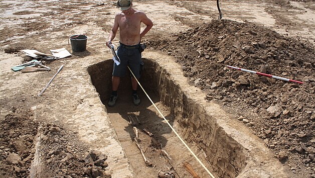 Hrob keltského bojovníka, který objevili archeologové na kraji Ku�imi na...