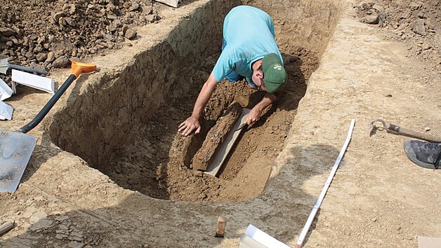 Vyzvedvn jednoho z keltskch hrob, kter objevili archeologov na kraji Kuimi na Brnnsku.