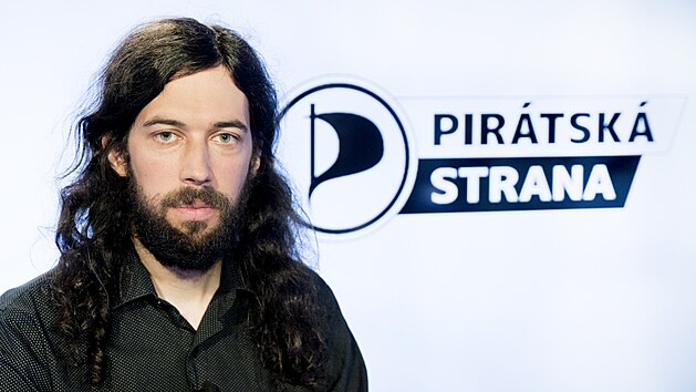 Hostem Rozstřelu je Mikuláš Ferjenčík, lídr kandidátky Pirátů v Pardubickém kraji. (23. srpna 2021)