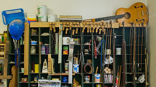 Ve věznici Odolov vyrábí a renovují odsouzení hudební nástroje. Dříve se tu vyráběl nábytek a dětské hračky.
