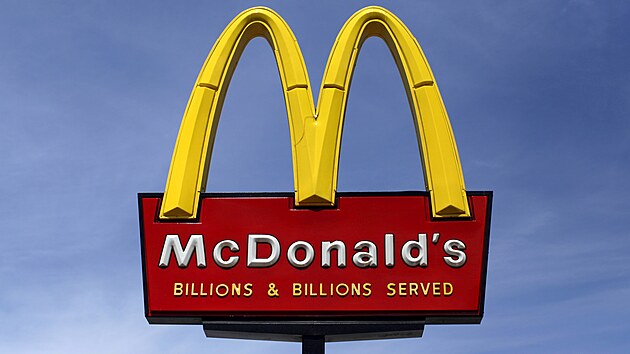 Jedna z restaurací společnosti McDonald’s v americkém státě Oregon zahájila nábor zaměstnanců a práci je nyní ochotna dát i čtrnáctiletým. Vede ji k tomu obecný nedostatek pracovních sil, se kterým se potýká mnoho dalších podobných firem ve Spojených státech. Problémy začaly už dříve a za pandemie covidu-19 se ještě prohloubily. Čtrnáctiletí jsou podle manažerky restaurace štěstí v neštěstí.