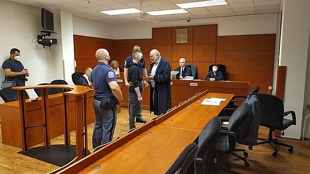 Tiadvacetilet Kamil ebek uzavel u soudu dohodu o vin a trestu.