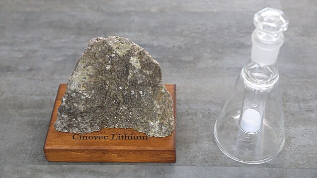 Lithium z Cnovce v surovm stavu a po vyitn, jako jemn krystalky