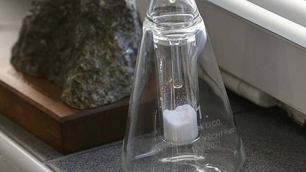 Ruda s c�noveck�m lithiem a krystalky ji� samotn�ho lithia.