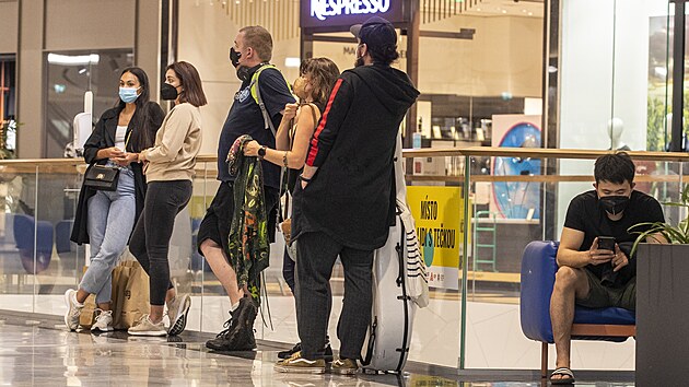 Pokles z�jmu o o�kov�n� a rapidn� zkr�cen� �ekac� lh�ty ve front� u o�kovac�ho centra na pra�sk�m Chodov�. Ve front� tam okolo sedm� ve�ern� byla ani ne des�tka lid�, kter� byla b�hem p�r minut odbavena. (23. srpna 2021)