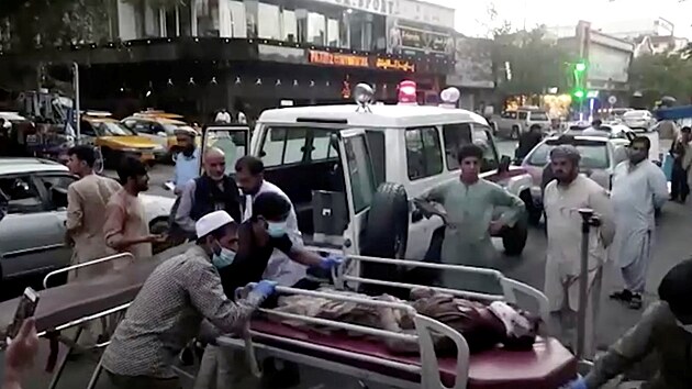 U letiště v Kábulu se zřejmě odpálil sebevražedný atentátník, výbuchy mají desítky obětí a stovky zraněných. K útokům se přihlásila organizace Islámský stát. (26. srpna 2021)