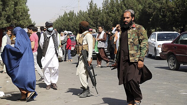 Tálibánské jednotky hlídají letiště po výbuchu, při kterém zemřelo přes sto lidí. (27. srpna 2021)