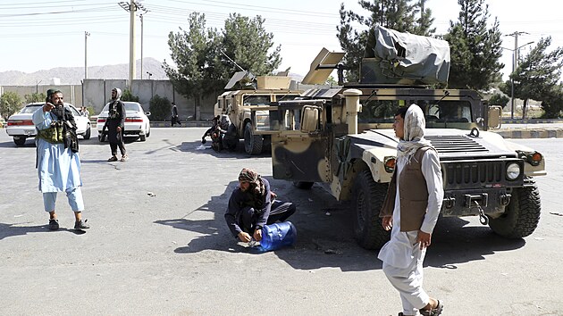 Tálibánské jednotky hlídají letiště po sebevražedném útoku. (27. srpna 2021)