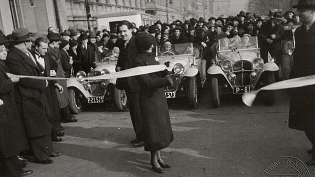 Vpravu Modrho teamu Aero vymyslela, naplnovala a propagovala automobilov zvodnice Elika Junkov. Ta tak 24. nora 1934 zvod odstartovala pestienm psky.
