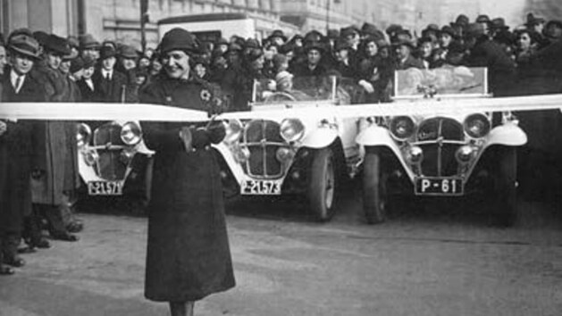 Vpravu Modrho teamu Aero vymyslela, naplnovala a propagovala automobilov zvodnice Elika Junkov. Ta tak 24. nora 1934 zvod odstartovala pestienm stuhy.