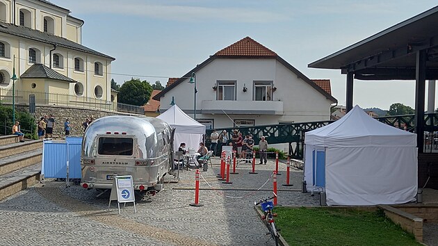 Karavan s vakcnami bude Vysoinu brzdit i nadle. V ptch dnech by ml zamit nejsp do okol Jemnice nebo Lede nad Szavou. Okovac ltku pivezl u stovkm neregistrovanch zjemc.