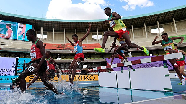 Amos Serem si na mistrovstv svta junior v Nairobi b pro triumf v zvodu na 3 000 metr pekek.
