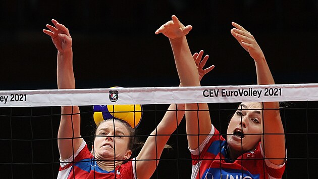 České volejbalistky Kateřina Valková (vlevo) a Veronika Trnková na bloku při utkání mistrovství Evropy v Plovdivu.