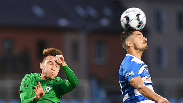 Daniel Prochzka z Pbrami (vlevo) a Vclav Proek z st nad Labem v hlavikovm souboji.