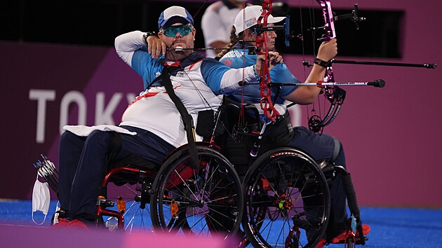 Lukostelci David Drahonnsk s rkou Musilovou na paralympijskch hrch v Tokiu.