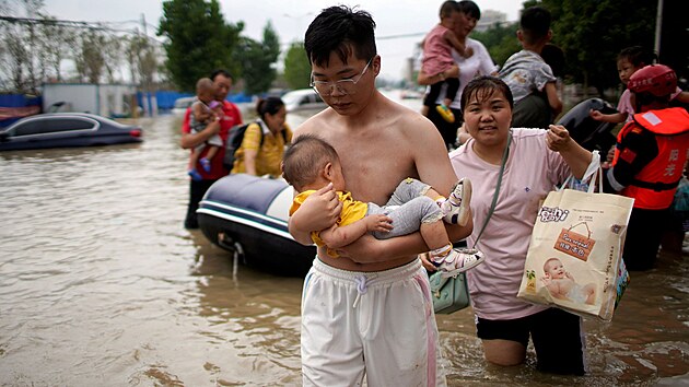 Lidé prchají před povodněmi v čínském Čeng-čou. (22. července 2021)