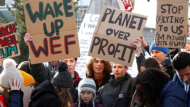 Studenští klimatičtí aktivisté v čele s Gretou Thunbergovou protestují stávkou během setkání Světového ekonomického fóra (WEF) za boj se změnami klimatu. (24. ledna 2020)