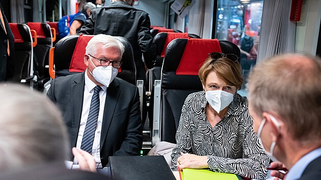 Německý prezident Frank-Walter Steinmeier s manželkou dorazili na návštěvu Česka vlakem. (25. srpna 2021)