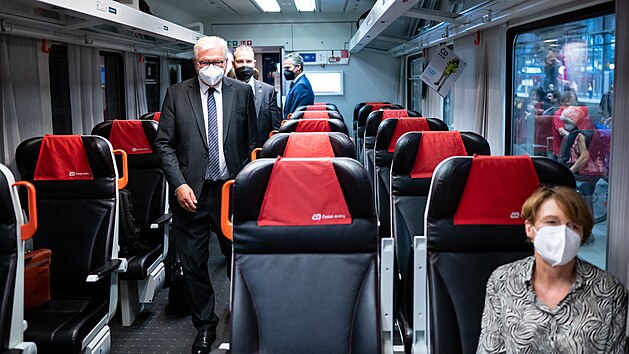 Německý prezident Frank-Walter Steinmeier s manželkou dorazili na návštěvu Česka vlakem. (25. srpna 2021)