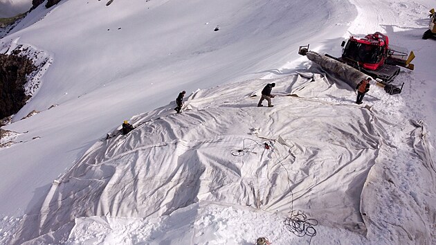 Na hoe Mount Titlis ve vcarsku zakrvali tamn ledovec tkaninou, aby zabrnili jeho tn. (25. srpna 2021)