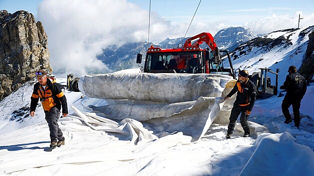 Na hoe Mount Titlis ve vcarsku zakrvali tamn ledovec tkaninou, aby zabrnili jeho tn. (25. srpna 2021)