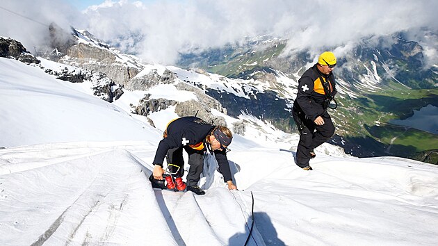 Na hoře Mount Titlis ve Švýcarsku zakrývali tamní ledovec tkaninou, aby zabránili jeho tání. (25. srpna 2021)