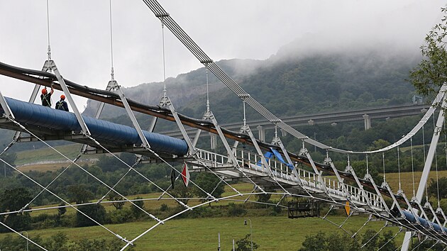 Dvacet metr� nad vodn� hladinou �eky Labe nedaleko Prackovic na Litom��icku vym��uj� d�ln�ci potrub�, kter� z�sobuje pitnou vodou na sto tis�c obyvatel �st� nad Labem a jeho okol�.