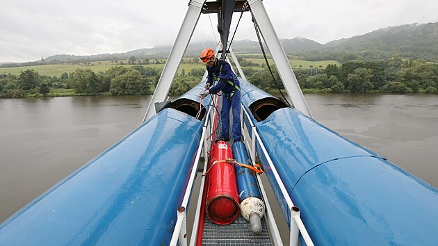 Stavebn� ��st pr�ce by m�ly skon�it nejpozd�ji do konce ��jna. B�hem listopadu by m�lo doch�zet ke vzorkov�n� a tlakov�n� potrub� v r�mci revize dokon�en�ho za��zen�.