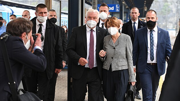 Nmeck prezident Frank-Walter Steinmeier a jeho cho Elke Bdenbenderov ped zpten cestou. Do Nmecka odjeli vlakem.